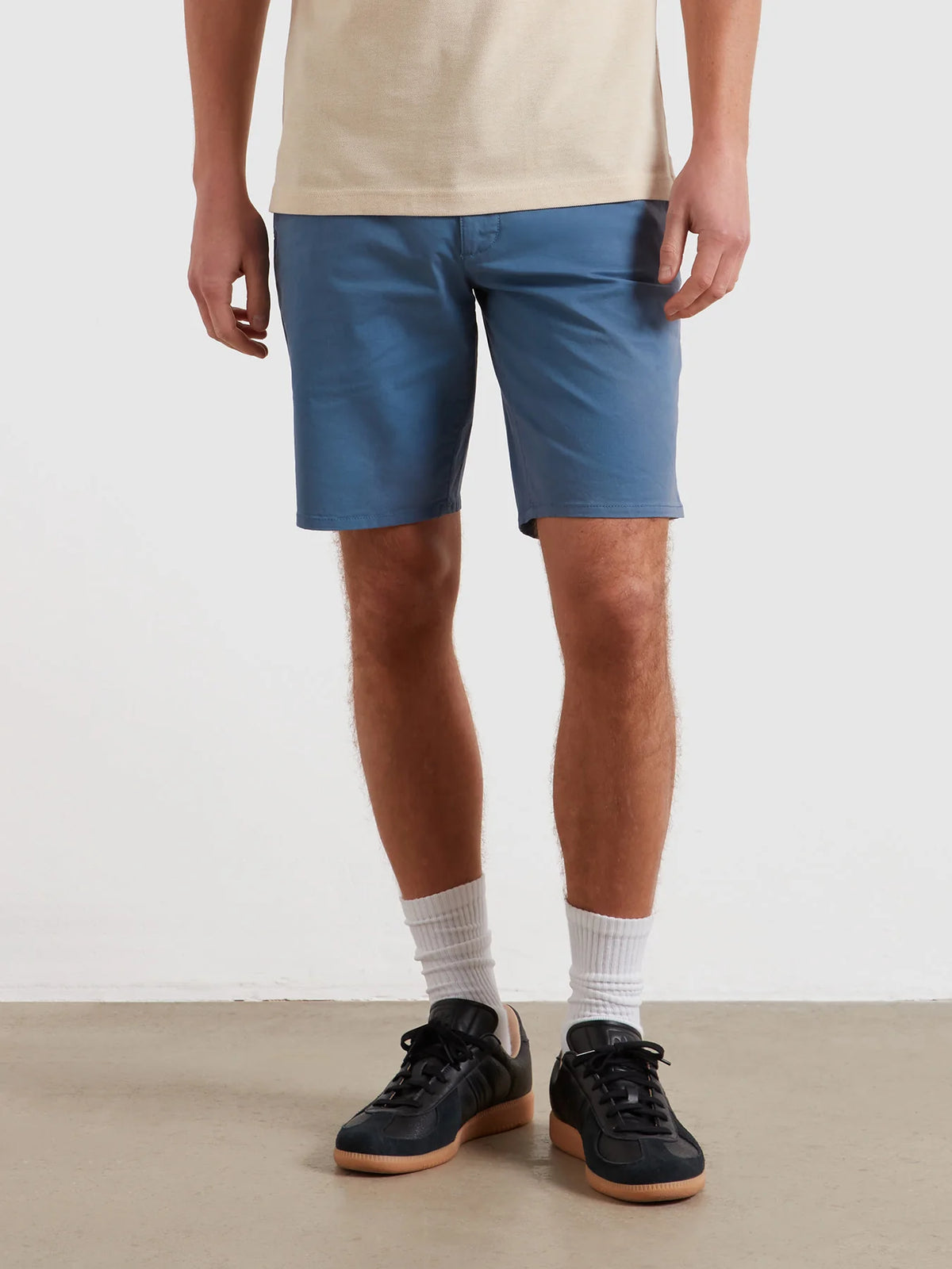 FARAH Hawk F4HS9073 Garment Dyed Twill Shorts. Available in 2 Shades.